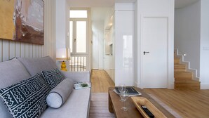 Ein modernes Wohnzimmer mit einer Couch, einem Couchtisch und einem Bild an der Wand.