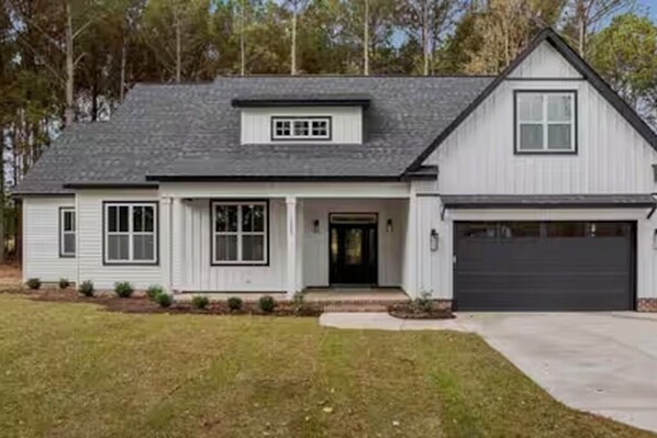 Exterior - Modern Nest -3-bedroom home in charming Grimesland with peaceful surroundings (Grimesland)