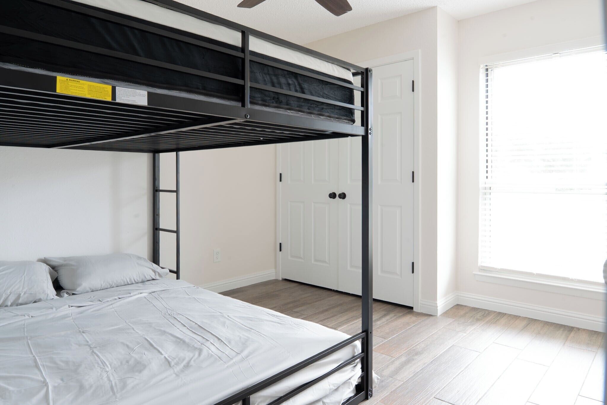 Tabla de planchar con plancha, wifi y ropa de cama 