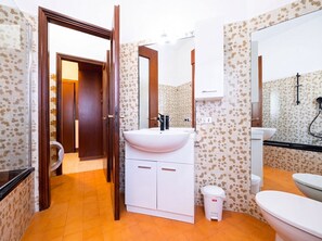 Bathroom - Vrbo Property (Milano)
