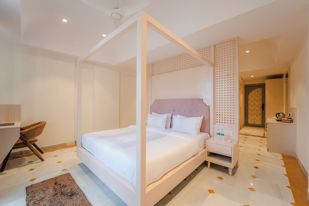 Royal Room | Desk, free WiFi