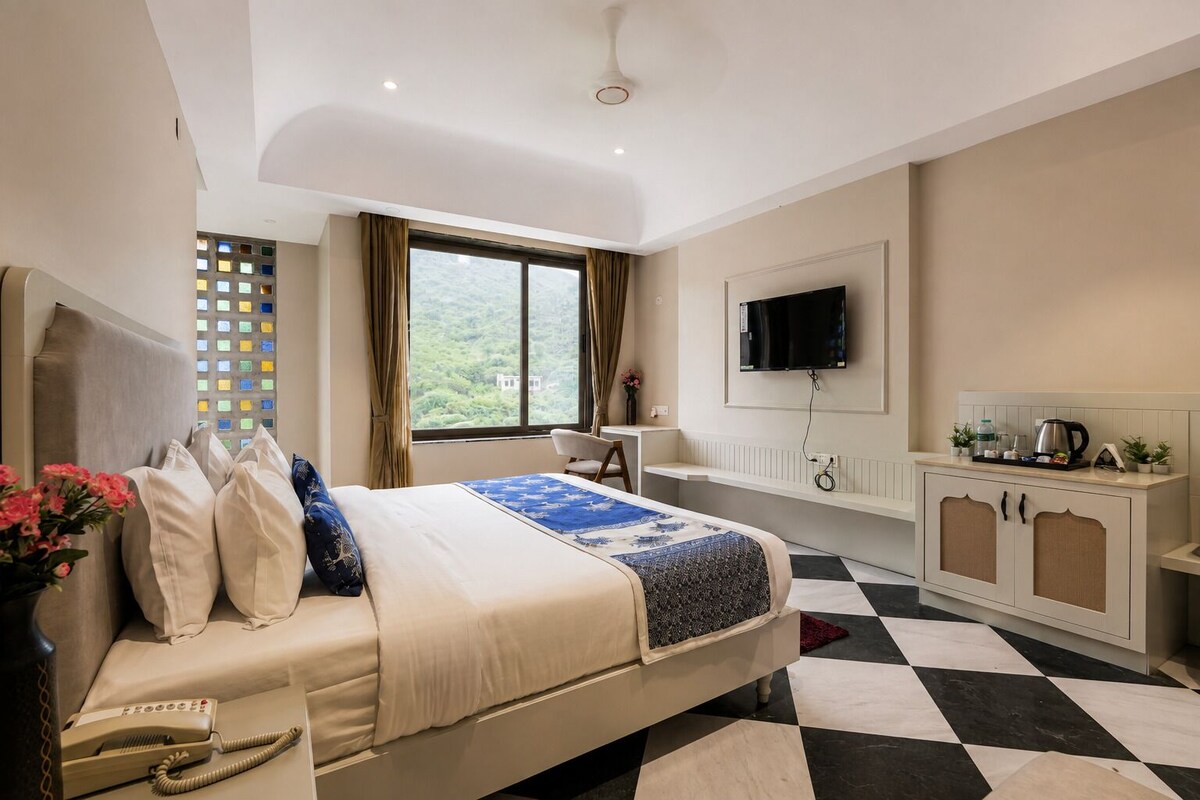 Deluxe Hill View Room | Desk, free WiFi