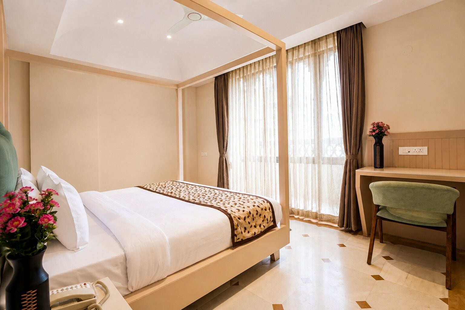 Une chambre d’hôtel avec un lit, un bureau et une chaise.