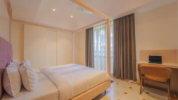 Royal Room | Desk, free WiFi