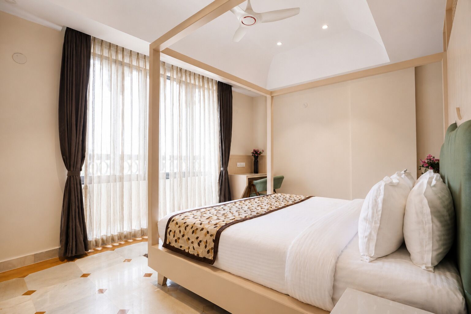 Un dormitorio moderno con una cama grande, un escritorio y un ventilador de techo.