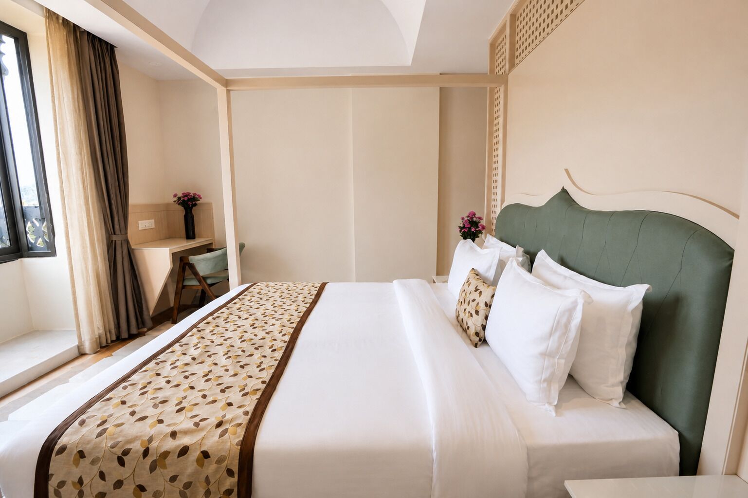 Una habitación de hotel con cama, escritorio y ventana con cortinas.