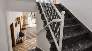 Una escalera con escalones de mármol negro y barandillas blancas.