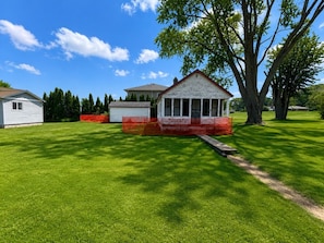 Exterior - Sunset Skiff, historic lakefront cabin (Marquette)