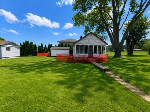 Sunset Skiff, historic lakefront cabin