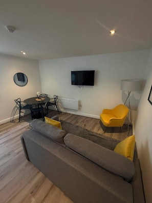 Apartament | Sala d'estar | Televisor intel·ligent de 27 polzades amb canals digitals 