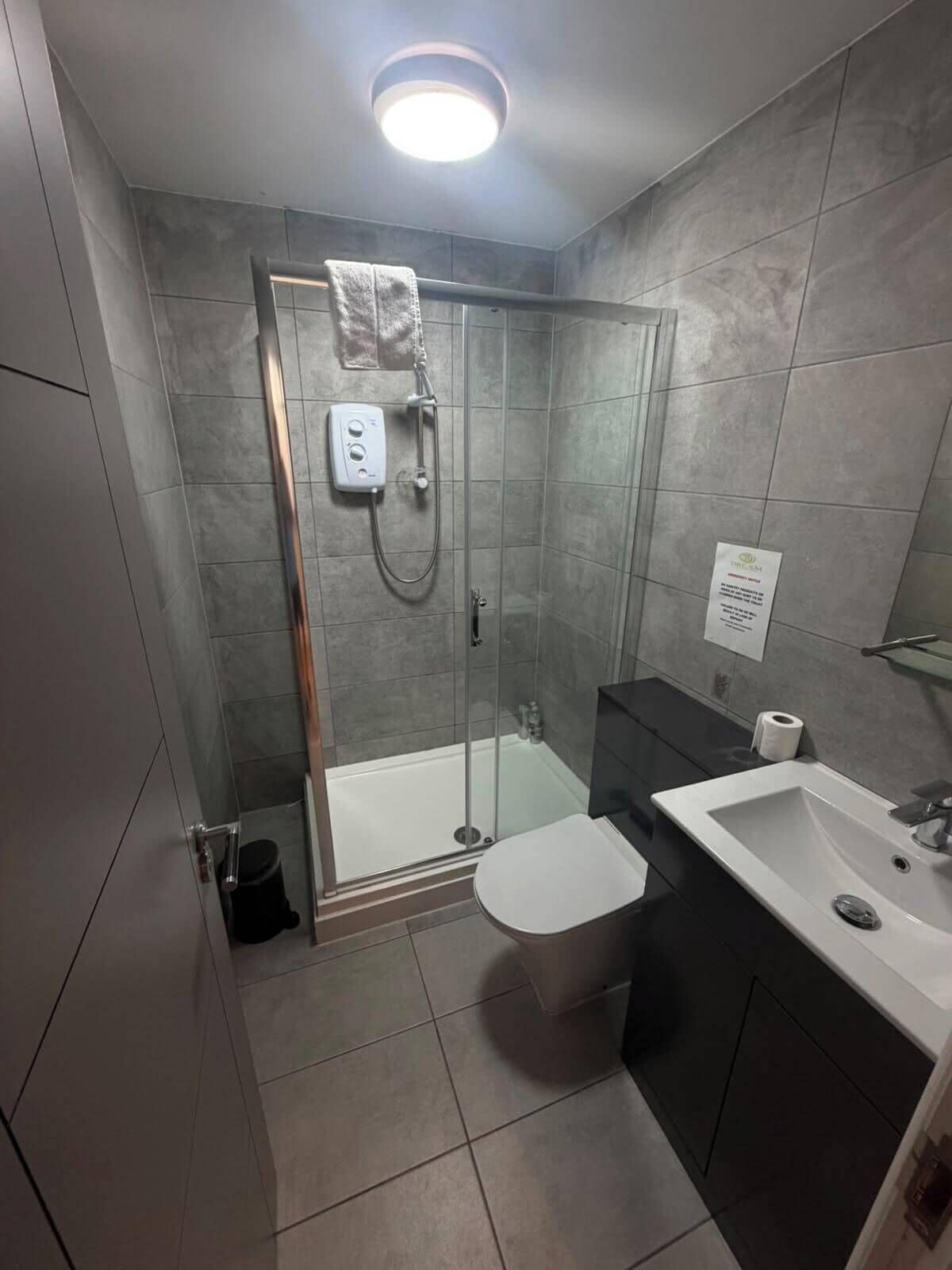 Apartment | Bathroom | Shower, hair dryer, towels, soap
