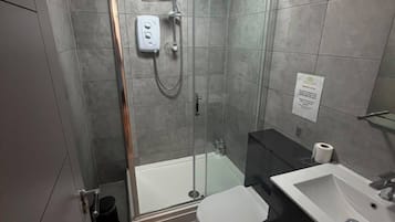 Apartment | Bathroom | Shower, hair dryer, towels, soap