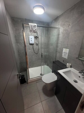 Apartamento | Banheiro | Chuveiro, secador de cabelo, toalhas de banho, sabonete