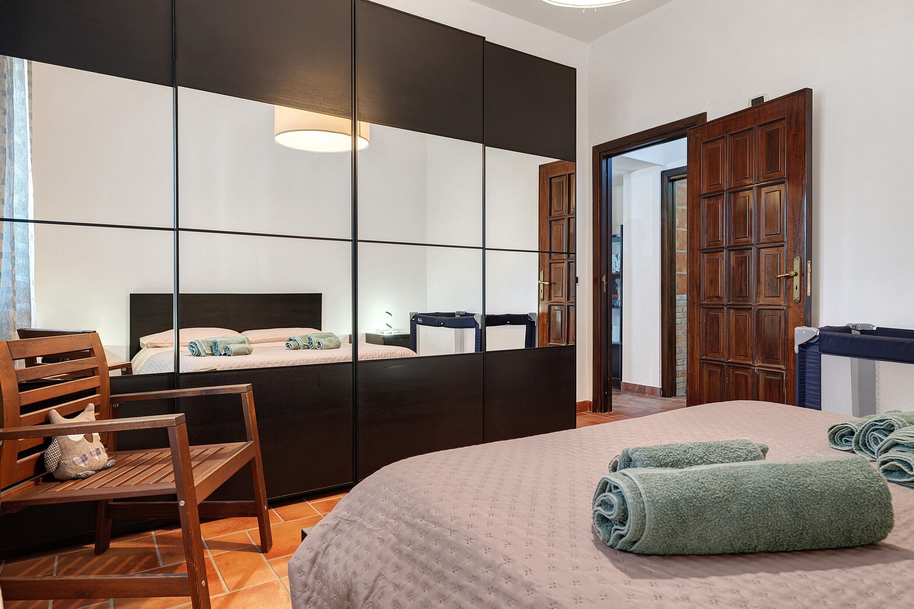 2 habitaciones, tabla de planchar con plancha, wifi y ropa de cama 
