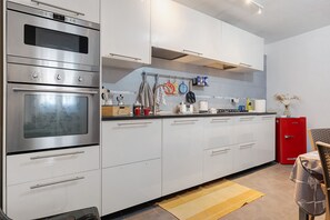 Coffee/tea maker, fridge, microwave, oven