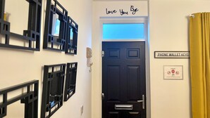 Eine Tür mit einem Schild darüber, auf dem 'Love You Bye' steht.