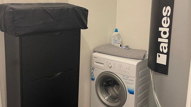 A compact laundry room with a washing machine, a dryer, and a refrigerator. - Nature et ville - Duplex avec terrasse et jardin (Dammarie les lys)