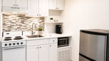 Junior Studio Suite, Kitchen | Private kitchen