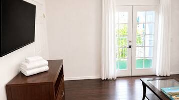 Signature Suite, 1 Bedroom, Balcony, Mountain View | Interior
