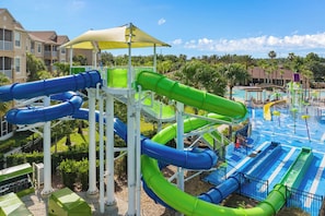 Parque acuático con varias toboganes y una zona de piscina.