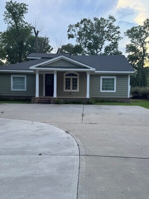 Exterior - House in Savannah, Ga (Garden City)