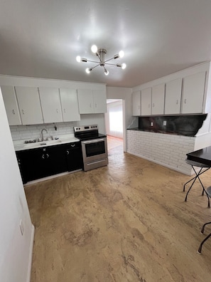 Private kitchen - 2 BR Apt, Fast Wi-Fi, & Near Hospital & USUE (Price)