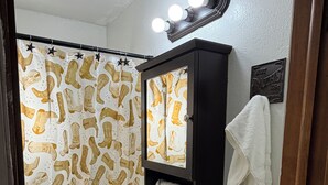 吹风机、毛巾、肥皂、卫生纸