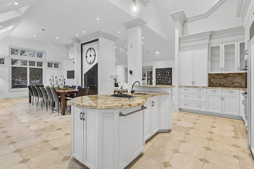 Luxury Retreat - Theater, Game Room, Gym & 6 Private Suites