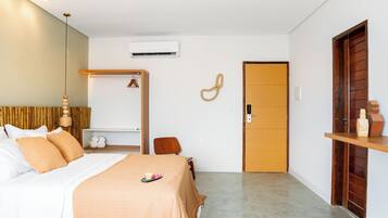 Ein Hotelzimmer mit einem Bett, einem Holzregal, einem Stuhl, einem Kleiderschrank und einer Klimaanlage.