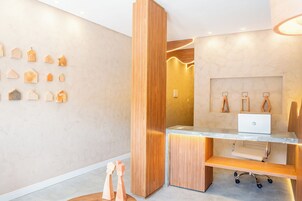 Un espacio de oficina moderno con escritorio, silla y una computadora portátil.