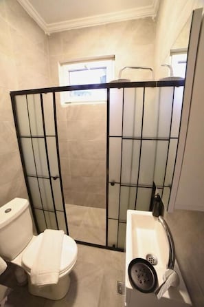 Deluxe-Doppelzimmer, Terrasse, Gartenblick | Badezimmer | Haartrockner, Hausschuhe, Handtücher, Seife