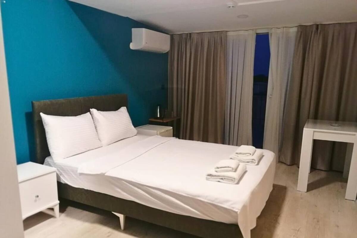 Habitación Deluxe doble, no fumadores, vistas al jardín | Tabla de planchar con plancha y wifi gratis