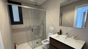 Shower, towels - Apartment Amanecer XI Villamartin (Orihuela)