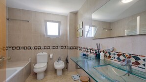 A bathroom with a glass sink, a toilet, a bidet, and a bathtub. - Victoria Playa Campoamor (Orihuela)