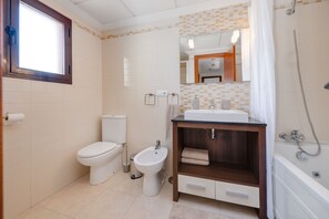 A bathroom with a toilet, bidet, sink, and shower. - Apartment Royal Park Lomas Cabo Roig (Orihuela)