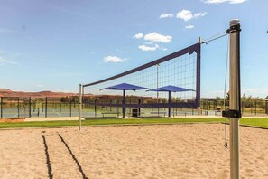A volleyball court with a net, two blue umbrellas, and a metal pole. - Stunning 7BR - Mountainview - Paradise Village (Santa Clara)