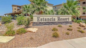 Señal de Estancia Resort mostrando claramente el edificio y los jardines circundantes.
