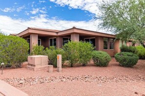 A building with a flat roof, multiple windows, and a gravel driveway. - 2BR Zion National Park - Hot tub - Pool (Santa Clara)