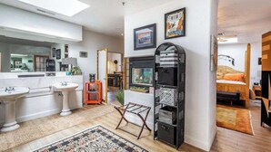 Een modern interieur met een keuken, een eethoek en een slaapkamer.