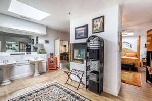 A modern interior with a kitchen, a dining area, and a bedroom. - Stylish 1BR Zion National Park - Patio - Pool (St. George)
