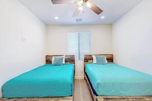A room with two beds, a ceiling fan, and a window with blinds. - 3BR dog-friendly house with grill, patio, AC (Washington)
