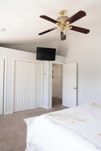 Lovely Bright and Spacious 4-bedroom house with 6 off-street parking spots
