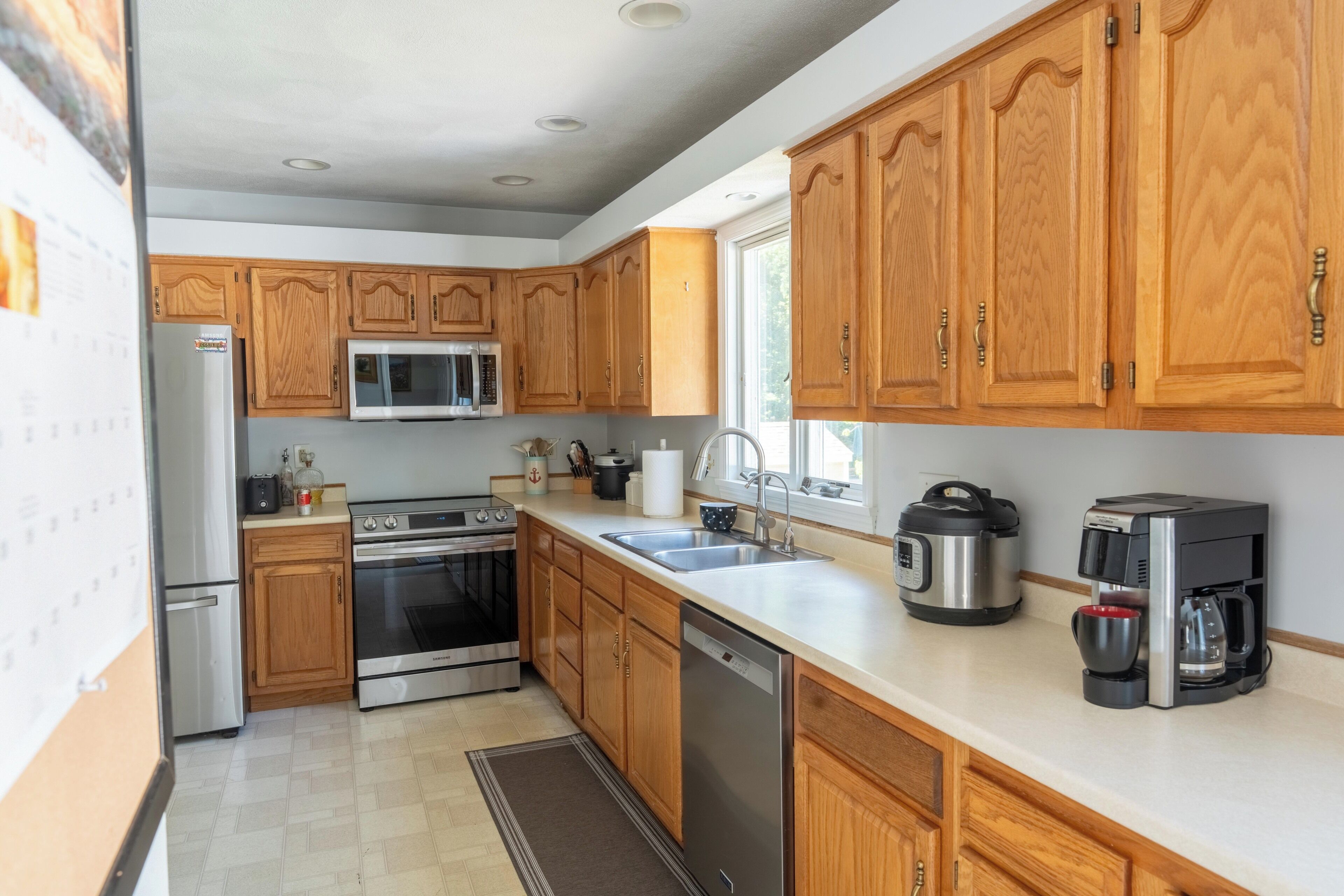 Coffee/tea maker, fridge, microwave, oven