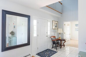 Unclassified image, 3 of 36, button - Lovely Bright and Spacious 4-bedroom house with 6 off-street parking spots (Salem)