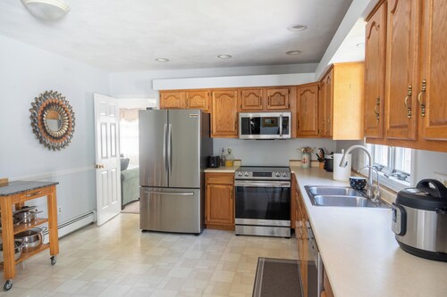 Lovely Bright and Spacious 4-bedroom house with 6 off-street parking spots