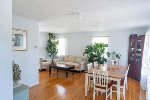 Unclassified image, 4 of 36, button - Lovely Bright and Spacious 4-bedroom house with 6 off-street parking spots (Salem)