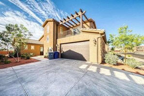 A two-story house with a garage, a balcony, and a well-maintained garden. - 3BR Mountainview Paradise Village - Pool (Santa Clara)