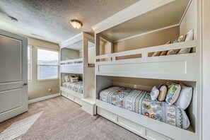 A room with bunk beds, a door, and a window. - 3BR Mountainview Paradise Village - Pool (Santa Clara)