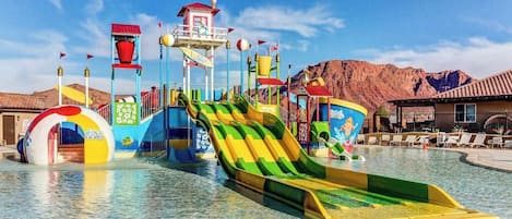 Un parc aquatique doté de nombreux toboggans et d’un espace piscine.