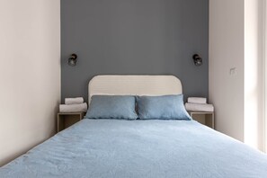 Room - Blue Two-Room Apartment with a Terrace, 5 Minutes from the Station (Bergamo)